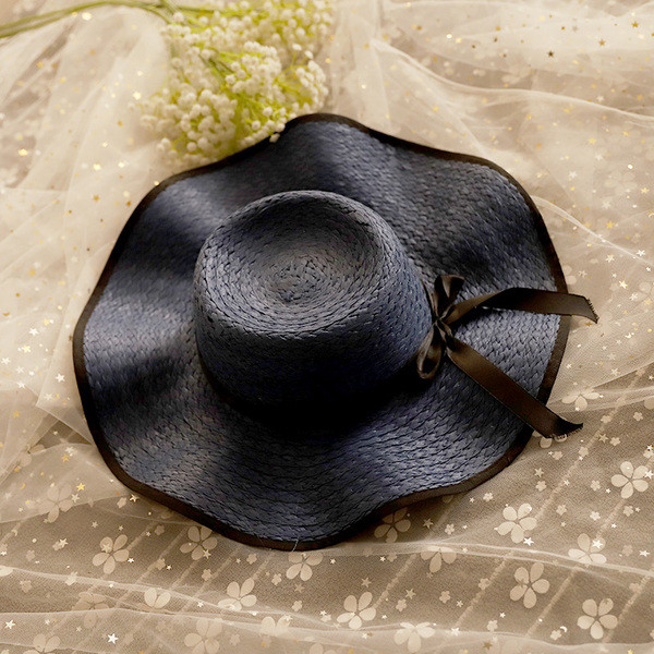 Nyári női sapka szalaggal, két színben