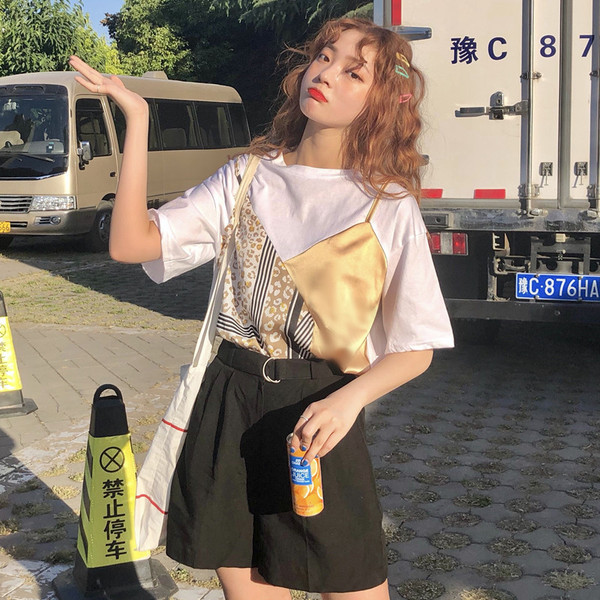 Női póló utánzattal ellátott felsővel