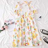 Alkalmi női ruha ejtett ujjakkal, fehér színben