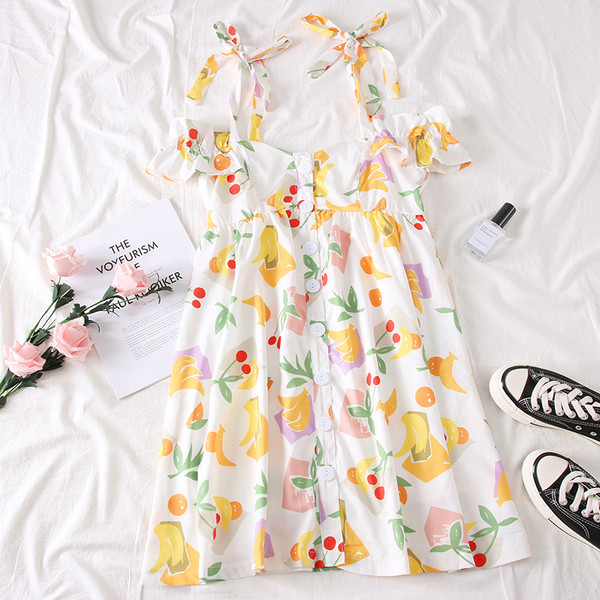 Alkalmi női ruha ejtett ujjakkal, fehér színben