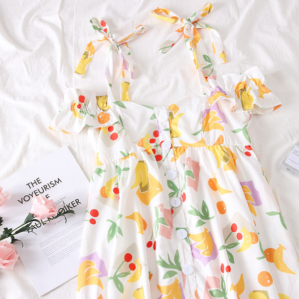 Alkalmi női ruha ejtett ujjakkal, fehér színben