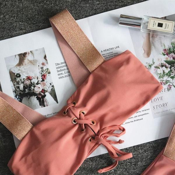 Fürdőruha széles pántokkal és elemes megkötőkkel