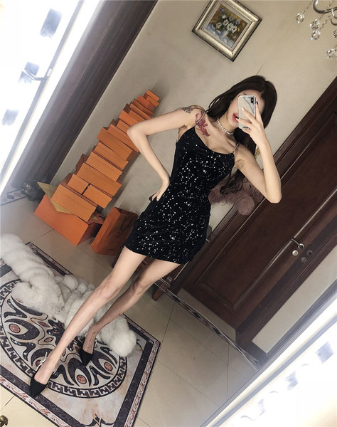 Fekete rövid fényes női ruha vékony pántokkal