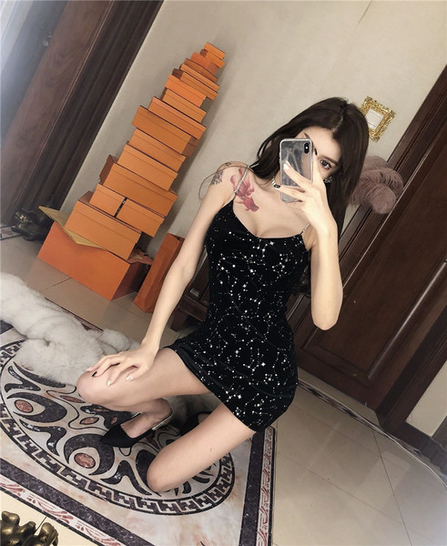 Fekete rövid fényes női ruha vékony pántokkal