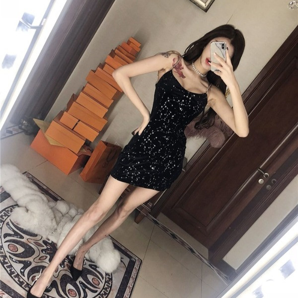 Fekete rövid fényes női ruha vékony pántokkal