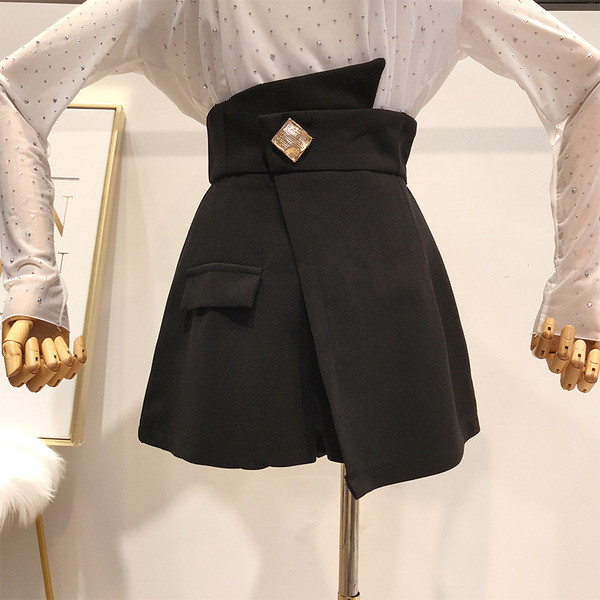 Stílusos női rövidnadrág magas derékkal, fehér és fekete színben