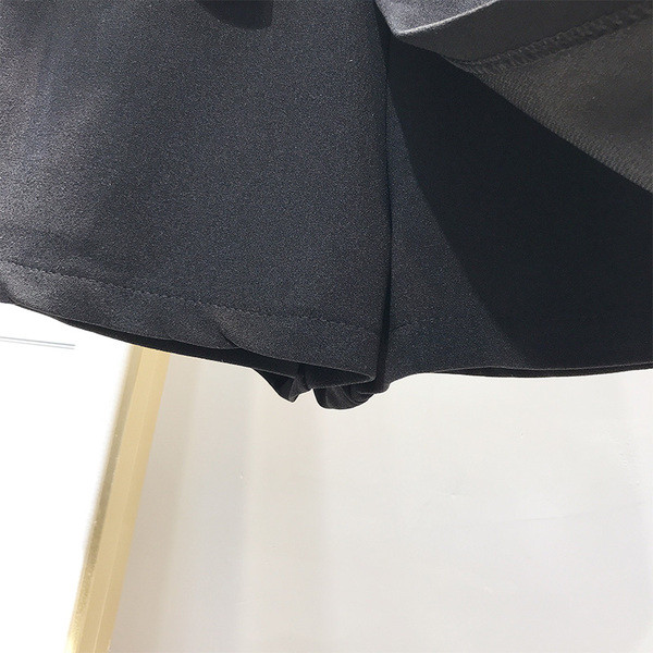 Stílusos női rövidnadrág magas derékkal, fehér és fekete színben