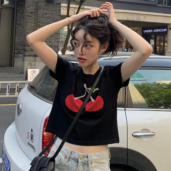 Rövid női póló, fehér és fekete rátéttel