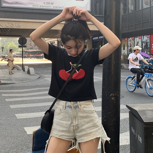 Rövid női póló, fehér és fekete rátéttel