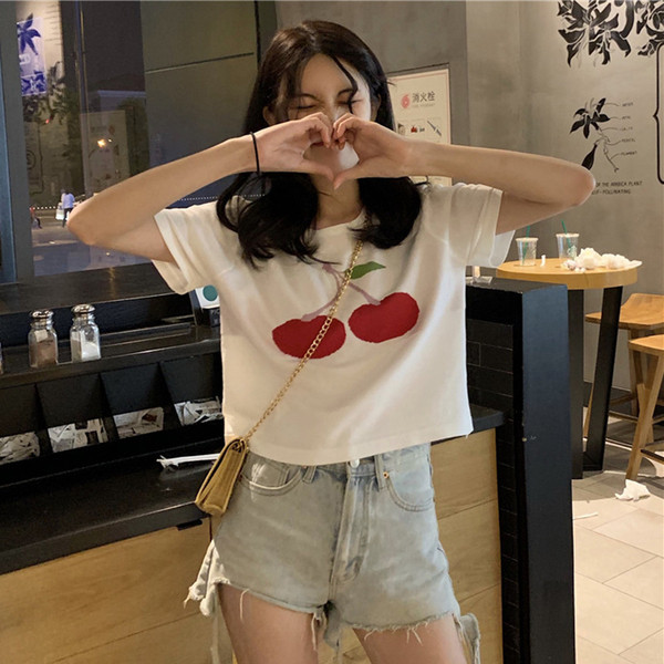 Rövid női póló, fehér és fekete rátéttel