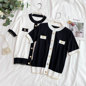 Stílusos női blúz rövid ujjal és gombokkal fekete-fehér színben