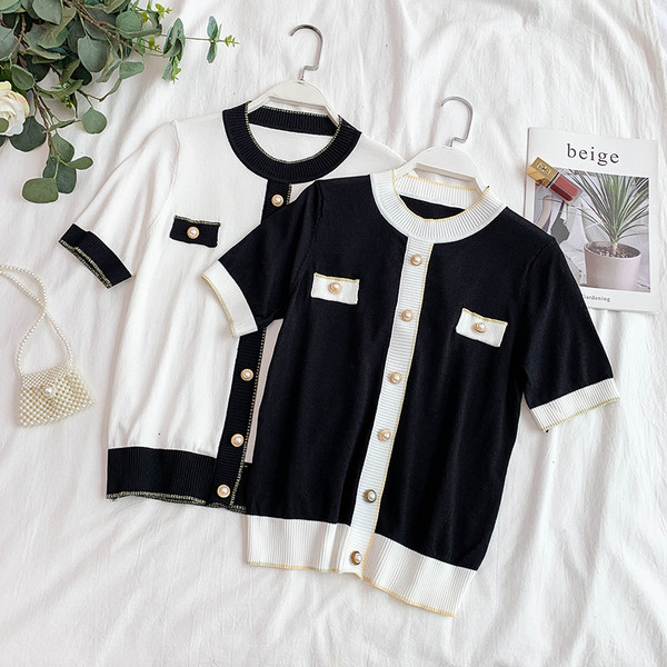 Stílusos női blúz rövid ujjal és gombokkal fekete-fehér színben