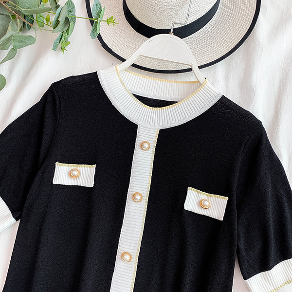 Stílusos női blúz rövid ujjal és gombokkal fekete-fehér színben