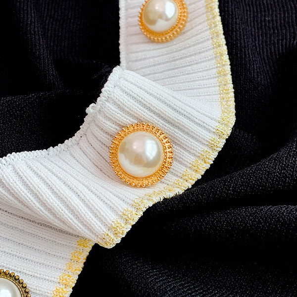 Stílusos női blúz rövid ujjal és gombokkal fekete-fehér színben