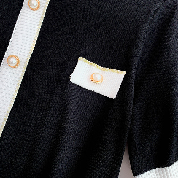 Stílusos női blúz rövid ujjal és gombokkal fekete-fehér színben