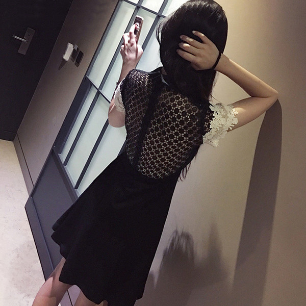 Stílusos női ruha fekete csipkével