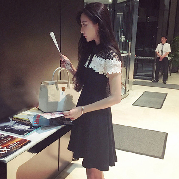 Stílusos női ruha fekete csipkével