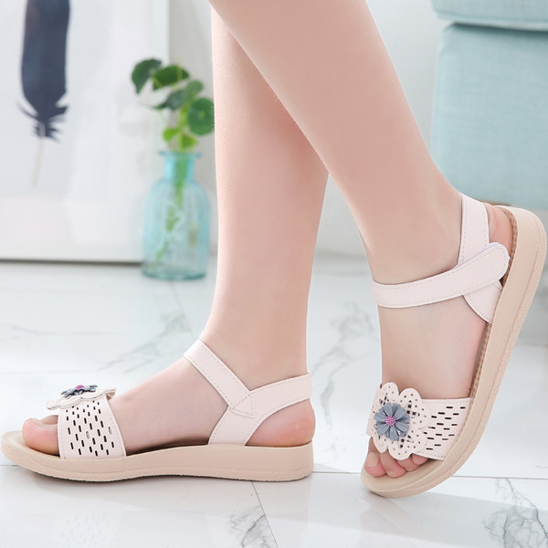 Modern gyerekszandál rózsaszín és fehér színben, 3D elemmel