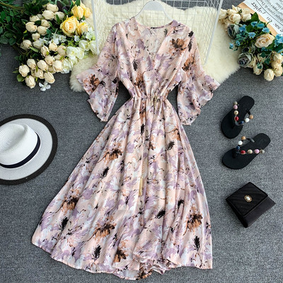 Aktuális női ruha szabású modell virágmotívumokkal több színben