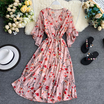 Aktuális női ruha szabású modell virágmotívumokkal több színben