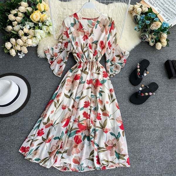 Aktuális női ruha szabású modell virágmotívumokkal több színben