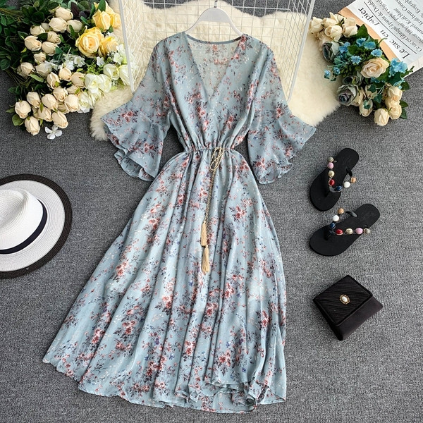 Aktuális női ruha szabású modell virágmotívumokkal több színben