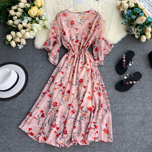 Aktuális női ruha szabású modell virágmotívumokkal több színben