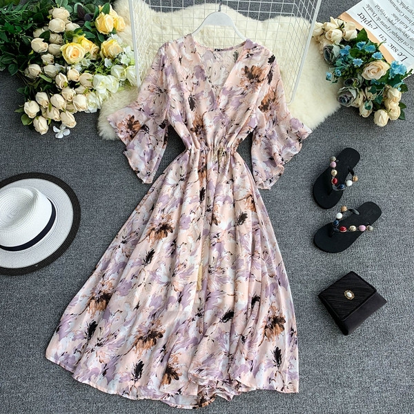 Aktuális női ruha szabású modell virágmotívumokkal több színben