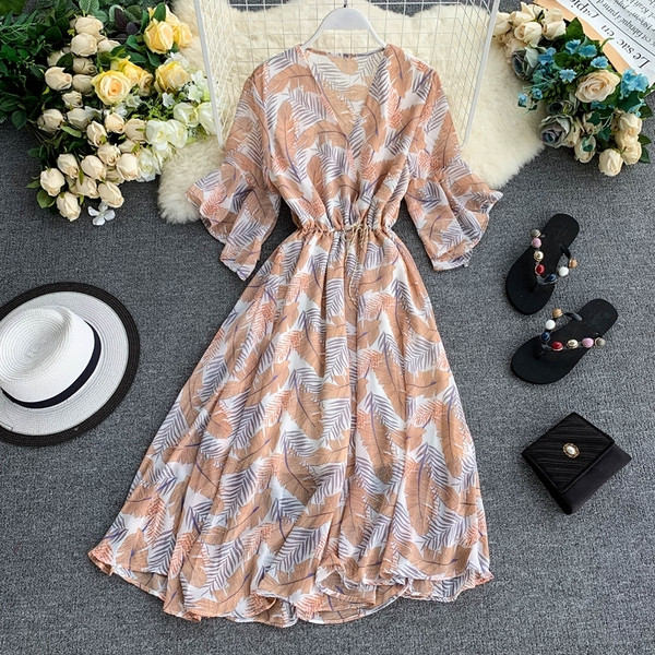 Aktuális női ruha szabású modell virágmotívumokkal több színben