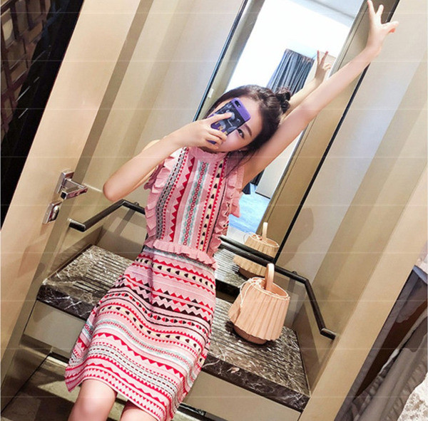 Rochie de damă colorată cu mâneci scurte și guler în formă de O