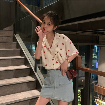 Női ing fehér és fekete szívecskékkel