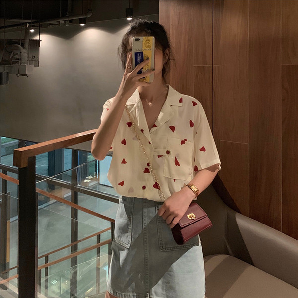 Női ing fehér és fekete szívecskékkel