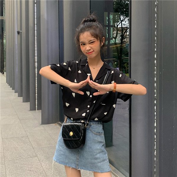 Női ing fehér és fekete szívecskékkel