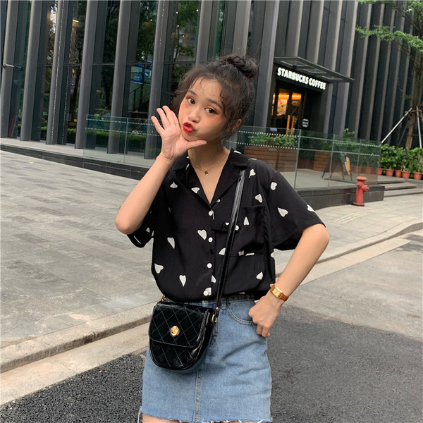 Női ing fehér és fekete szívecskékkel