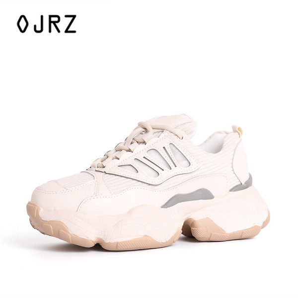 Női tornacipő új modellje vastag talppal, fehér színben