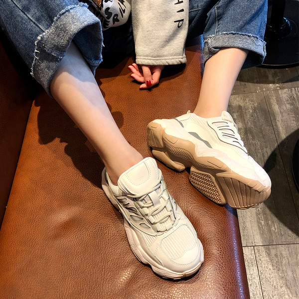 Női tornacipő új modellje vastag talppal, fehér színben