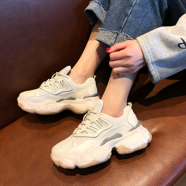 Női tornacipő új modellje vastag talppal, fehér színben