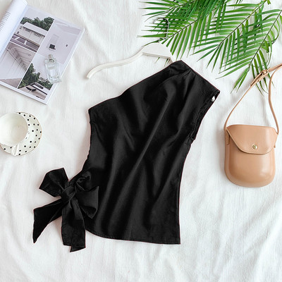 Női felső egy pánttal és szalag díszítéssel