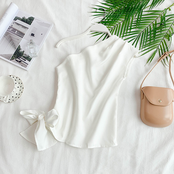 Női felső egy pánttal és szalag díszítéssel