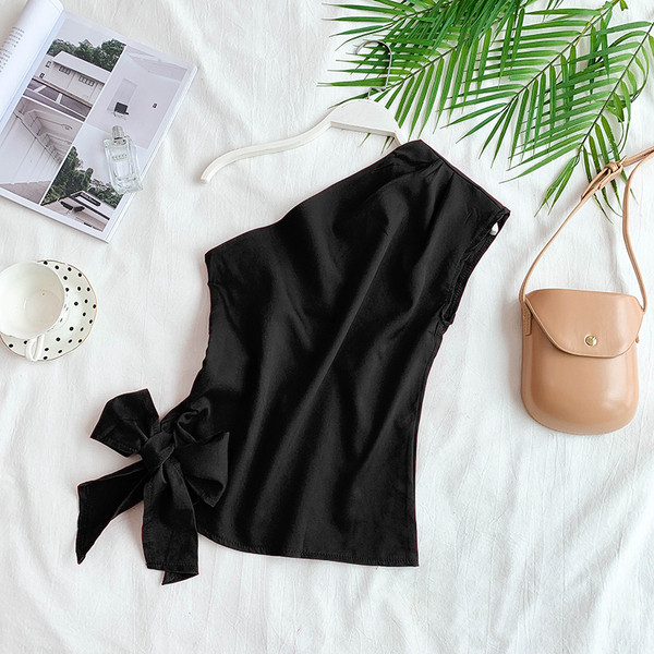 Női felső egy pánttal és szalag díszítéssel