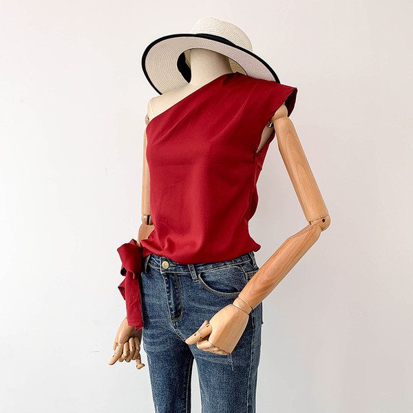 Női felső egy pánttal és szalag díszítéssel