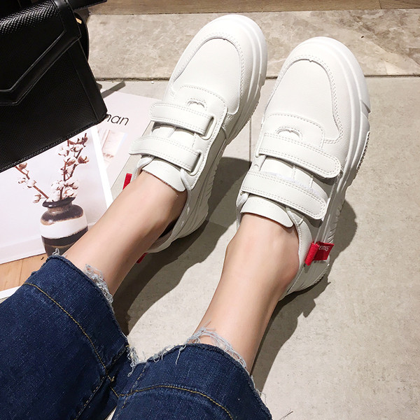 Modern női tornacipő két színben matricával