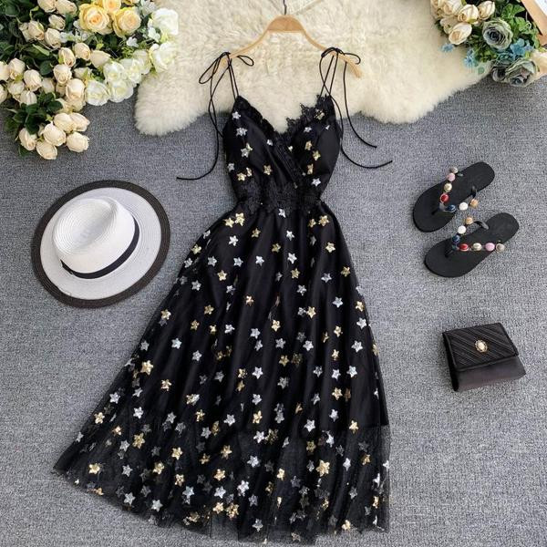 Modern női ruha fekete színben, nyakkendővel