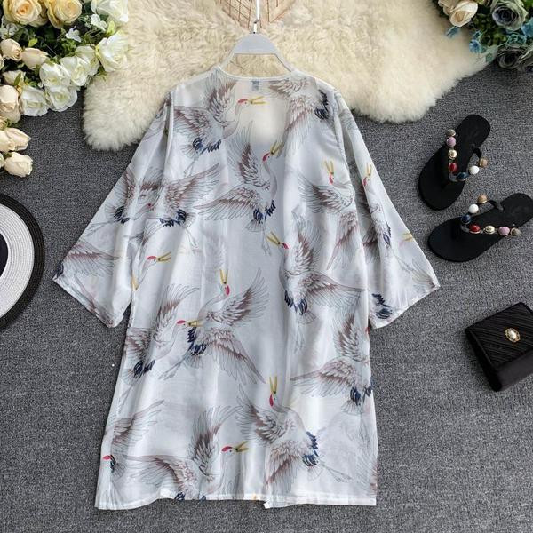 Modern női pareo fehér színben, mintával