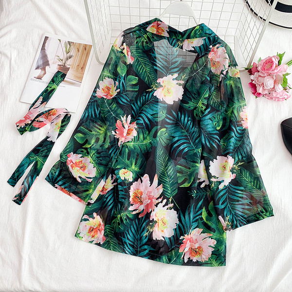 Női tavaszi kabát virágos motívumokkal és övvel