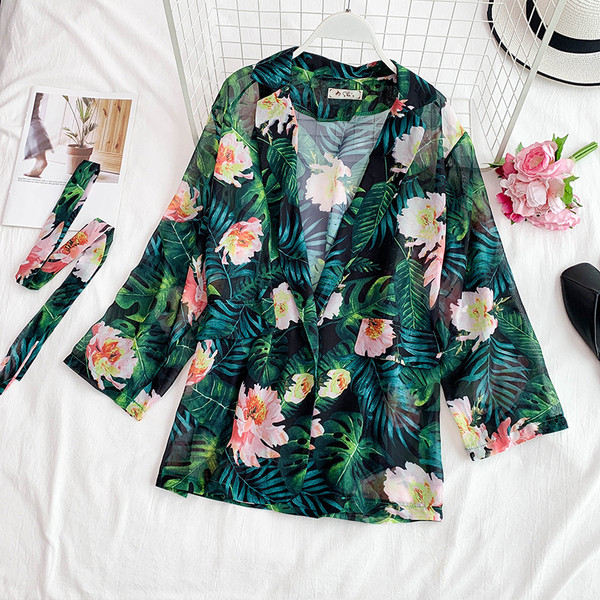 Női tavaszi kabát virágos motívumokkal és övvel