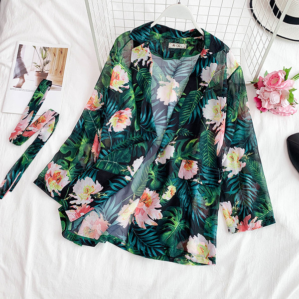 Női tavaszi kabát virágos motívumokkal és övvel