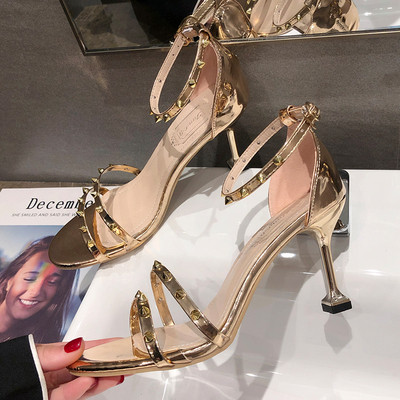 Modern női magassarkú cipő két színben, fűzőlyukkal