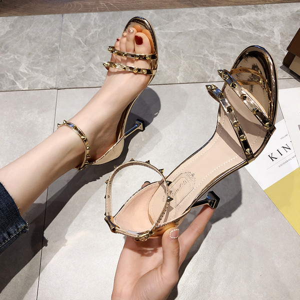 Modern női magassarkú cipő két színben, fűzőlyukkal