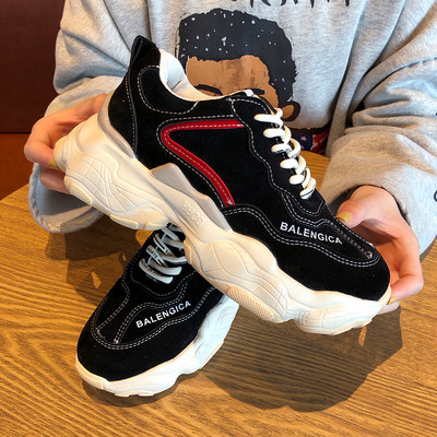 Aktuális női tornacipő két színben durva talppal